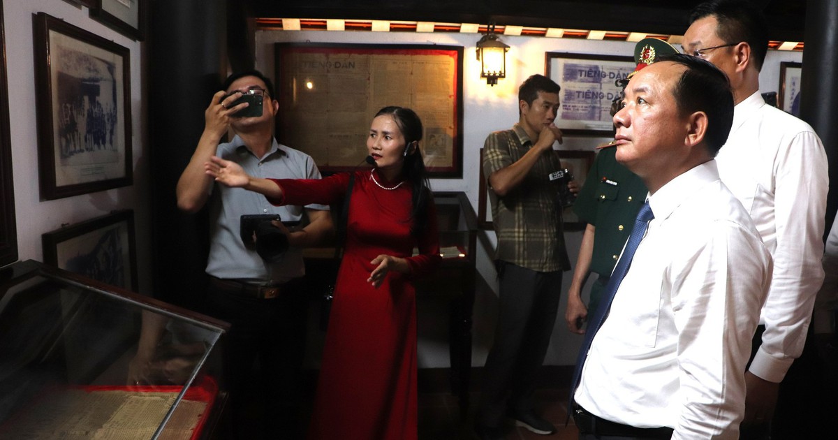 Trưởng Ban Tuyên giáo TƯ Trịnh Văn Quyết dâng hương tại Nhà lưu niệm cụ Huỳnh Thúc Kháng