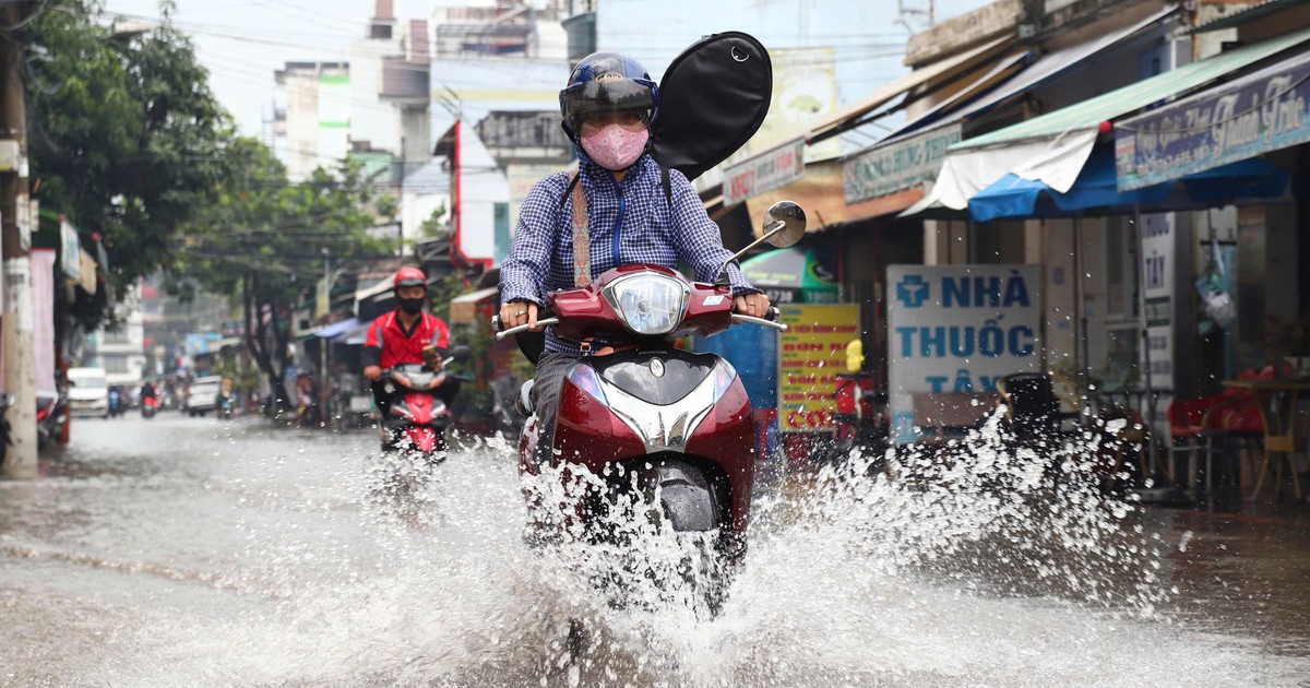 Đường Hồ Văn Long, phường Bình Tân ngập sau khoảng một giờ mưa
