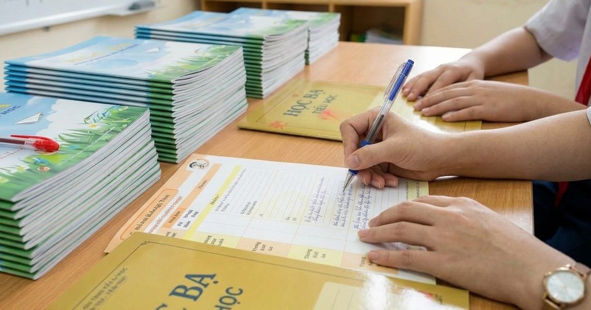 Giáo viên 'đuối' vì số hóa nửa vời: Làm số rồi vẫn phải làm giấy, nhìn màn hình nhiều hơn nhìn học sinh