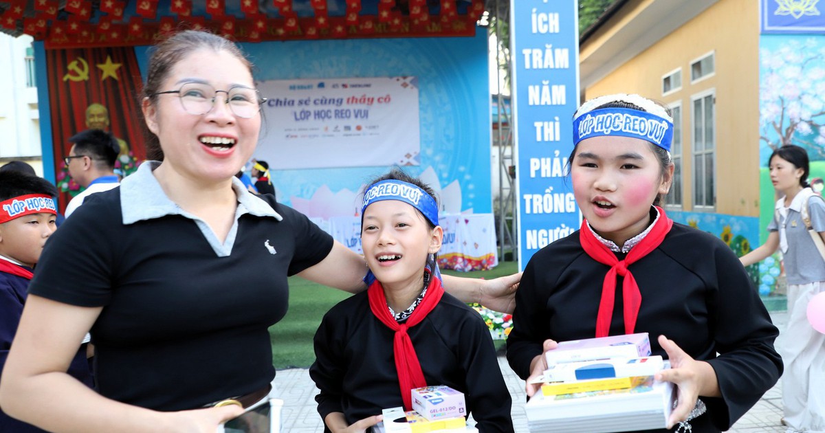 Hiệu trưởng, giáo viên vùng cao hạnh phúc bất ngờ khi được nhận quà