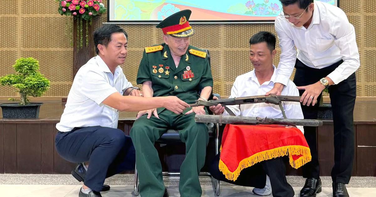 Đại tá Tư Cang tặng 2 súng kỷ vật chiến tranh cho Bảo tàng - Thư viện Bà Rịa - Vũng Tàu
