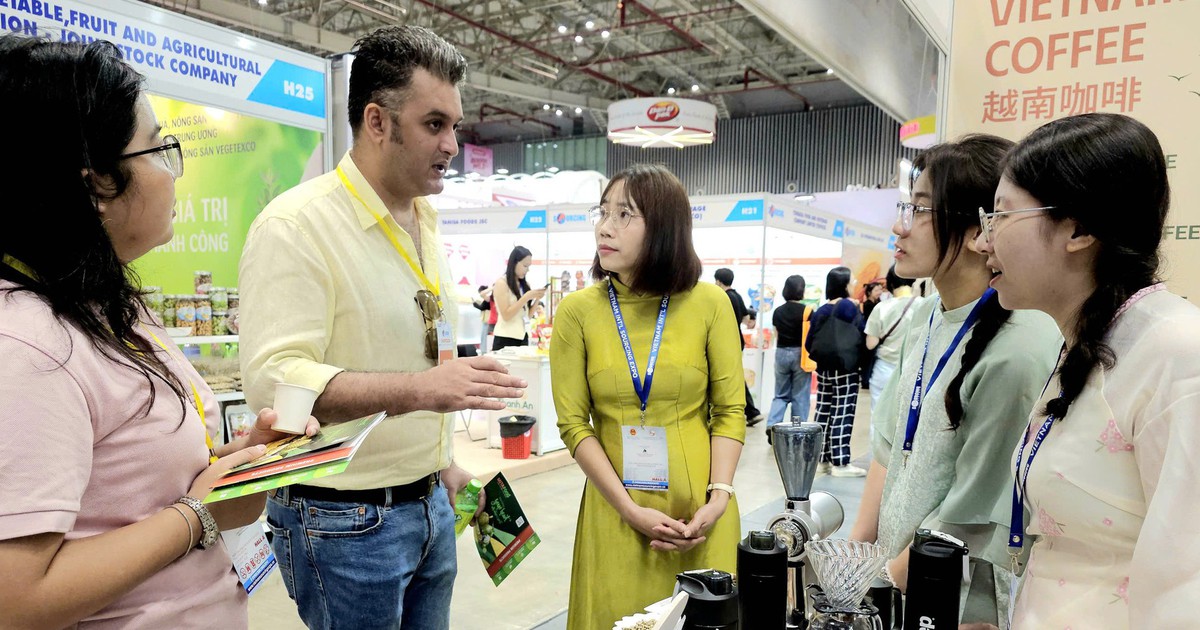 Khách quốc tế bất ngờ với hạt điều, cà phê chồn, bánh mì cấp đông... của Việt Nam