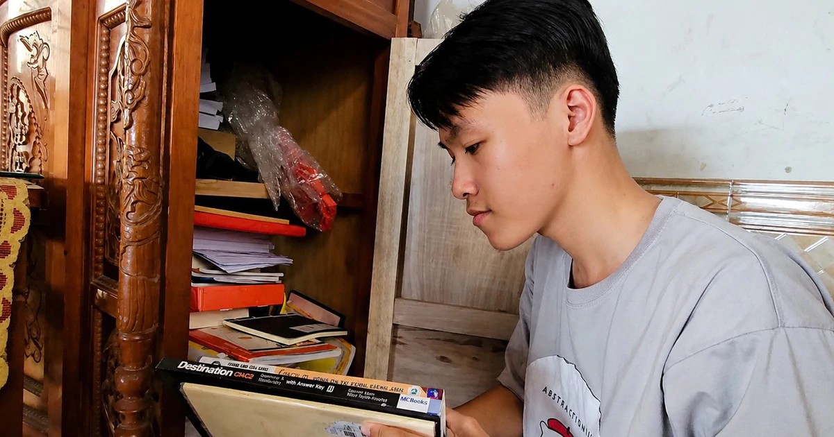 Disabled Quang Tri student overcomes hardship to win a place at Foreign Trade University