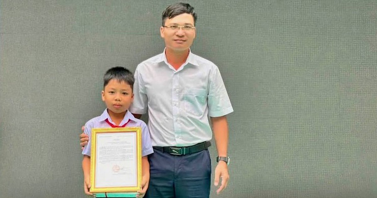 Trả lại túi đánh rơi, học sinh lớp 4 được khen thưởng ngay lễ khai giảng