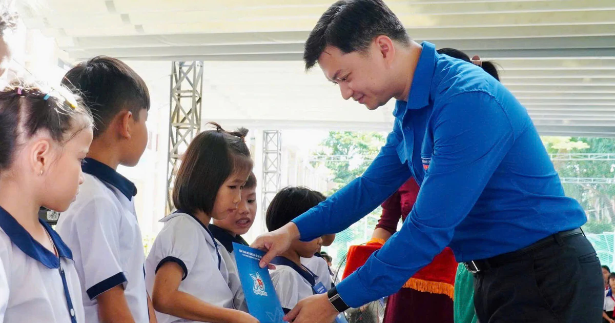 Youth Union donates computer room and scholarships to border students in Dong Thap
