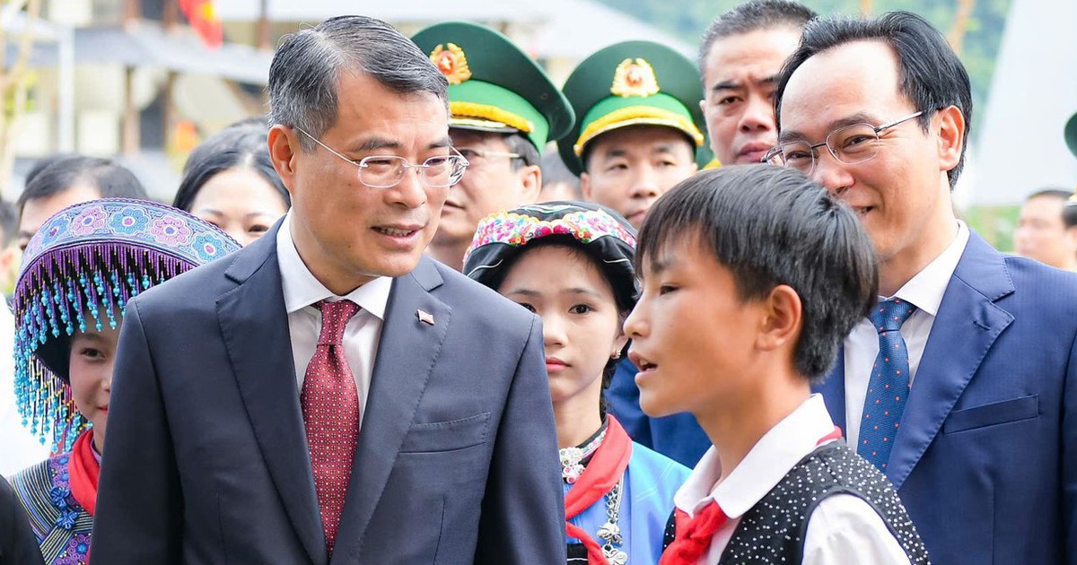 Prime Minister visits classrooms and school kitchen at border boarding school in Lao Cai