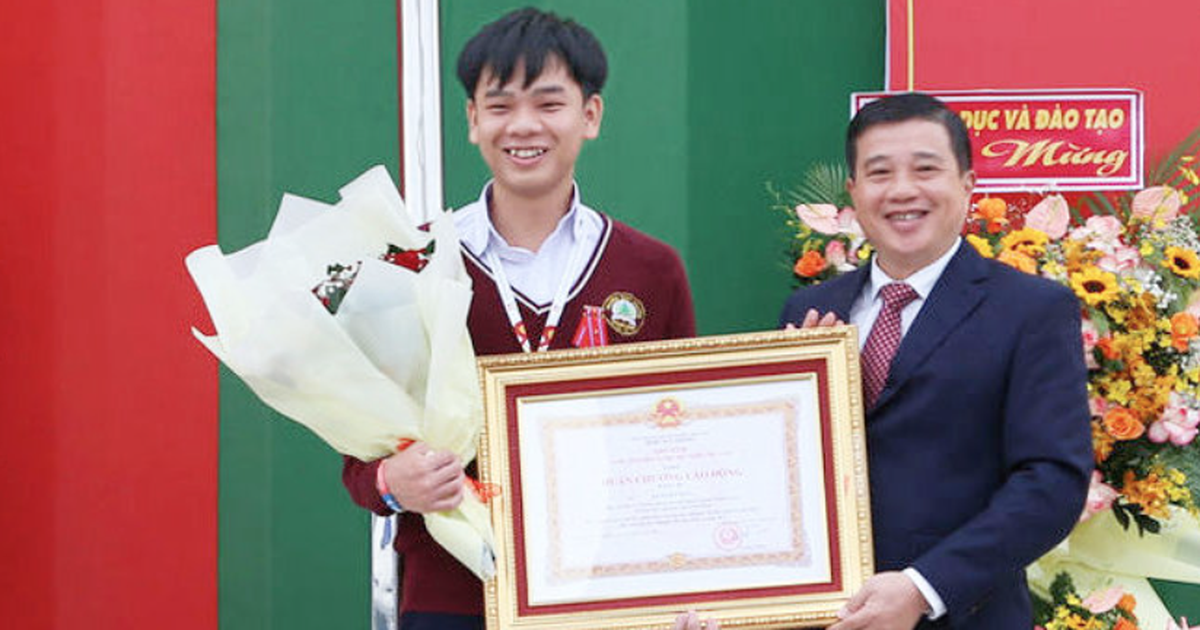 Da Lat student Dang Huy Hau receives Vietnam's Third-Class Labor Order