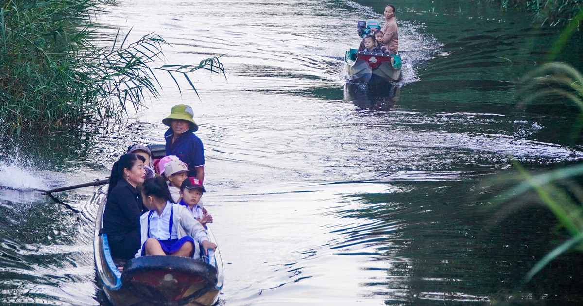 Boat rides help children in U Minh Ha get to school