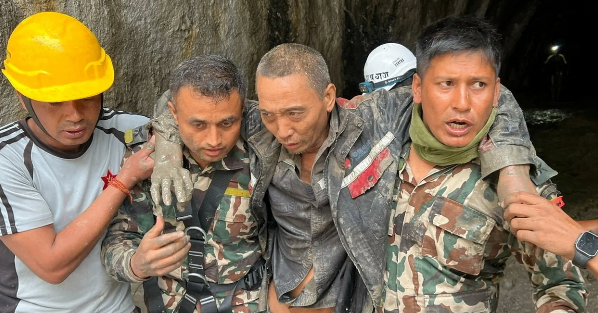 Nepal giải cứu công dân Trung Quốc mắc kẹt 10 ngày sau lũ quét, cách cửa hầm 225m