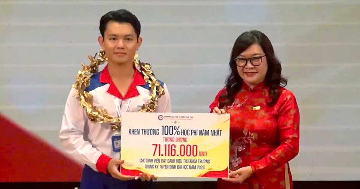 Thủ khoa Trường đại học Y Dược Cần Thơ nhận học bổng 100% học phí năm học