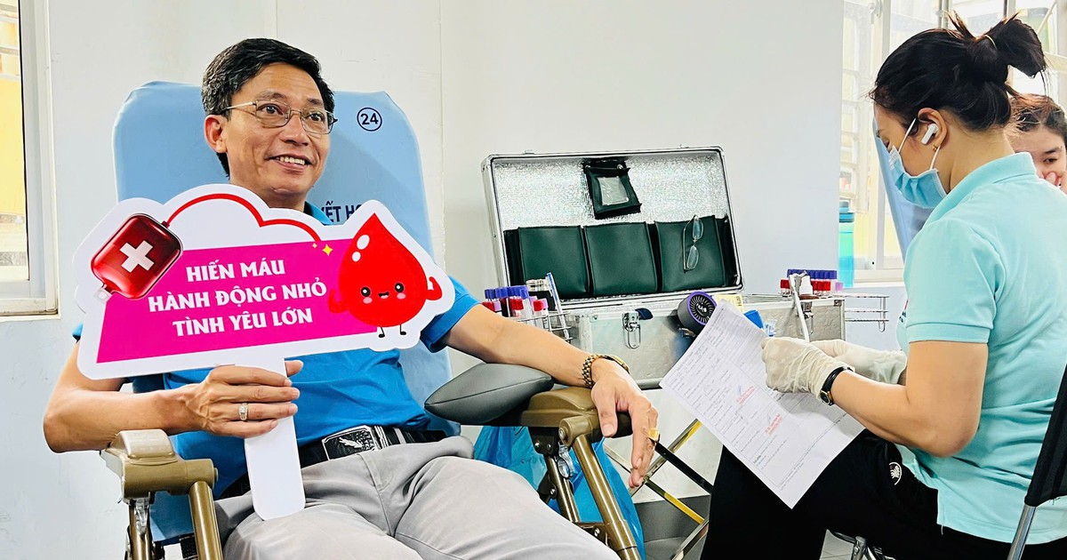 Workers in Ho Chi Minh City line up to donate blood