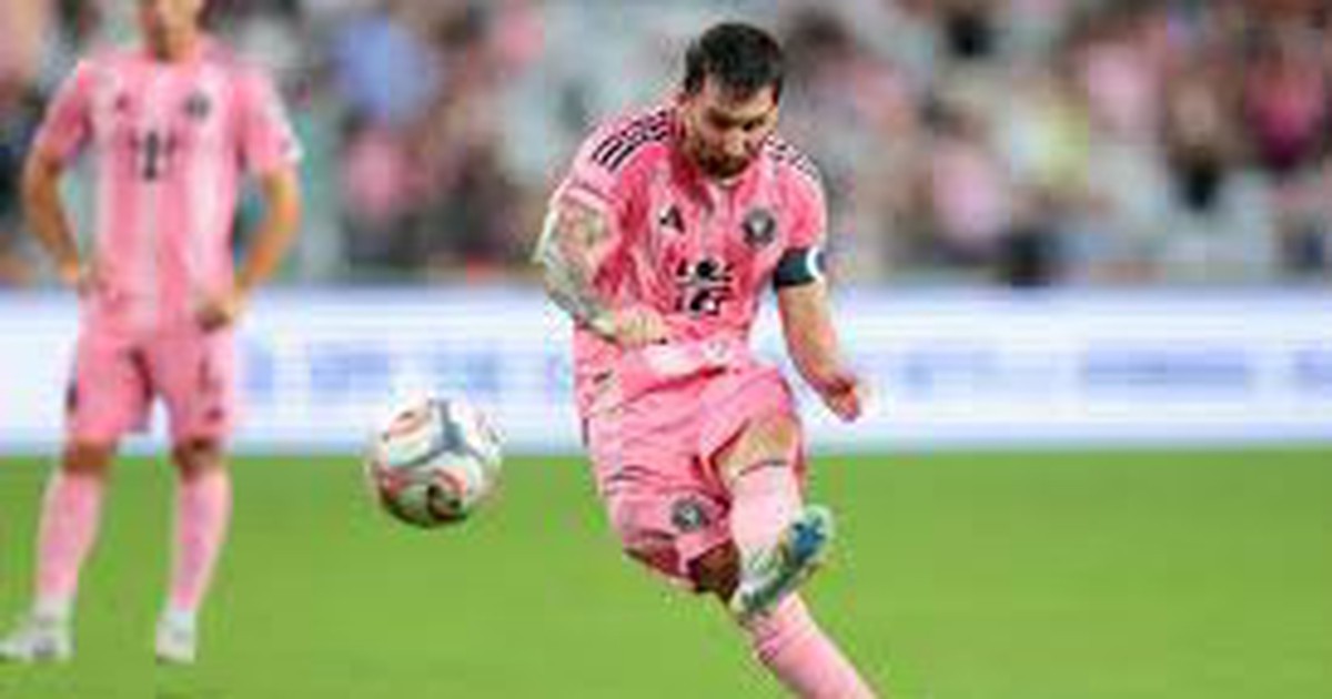 Xem cú sút phạt 'thần sầu' của Messi bị xà ngang từ chối