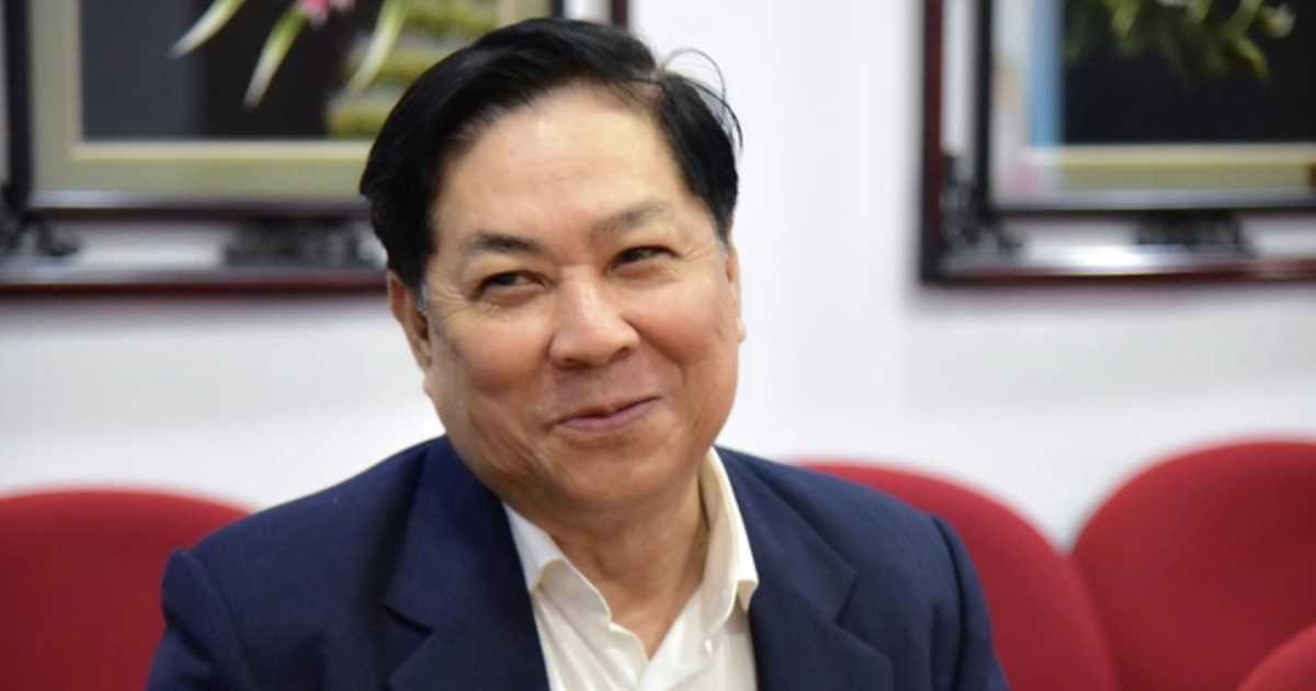 Van Hien University funds 1 billion VND in scholarships for disadvantaged freshmen