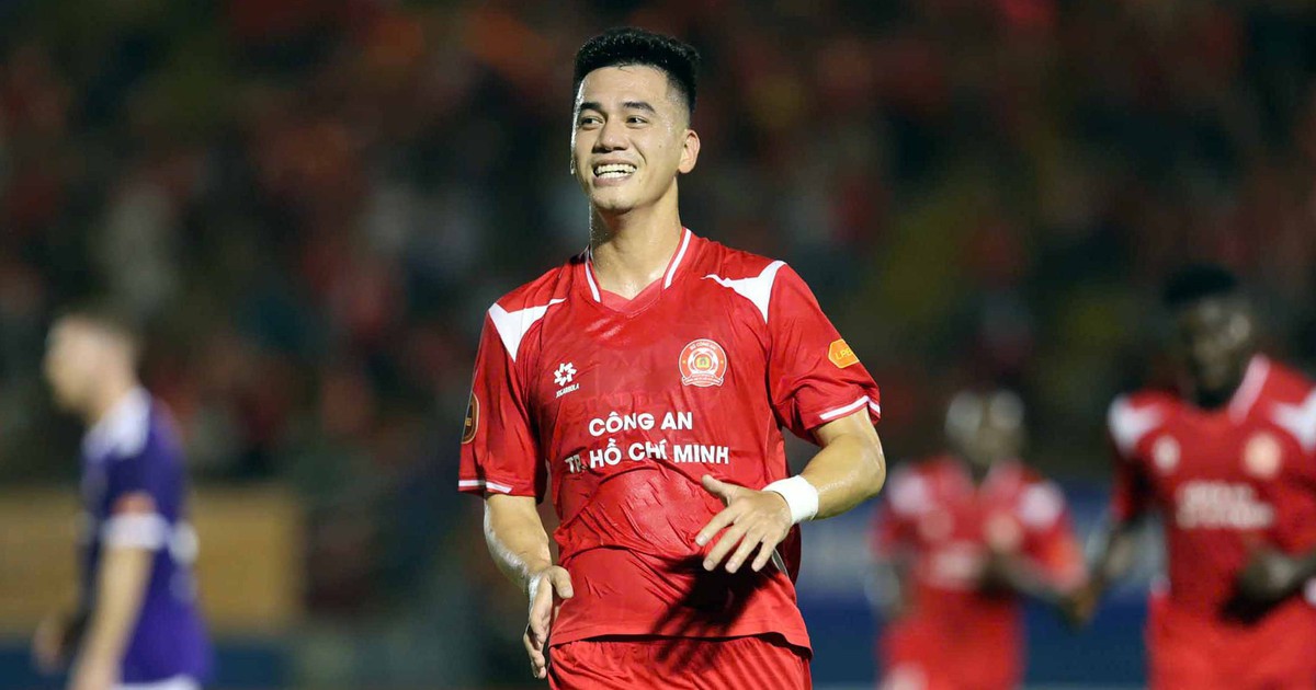 Lo Hoàng Đức và mừng Tiến Linh, HLV Kim Sang Sik làm gì đây?