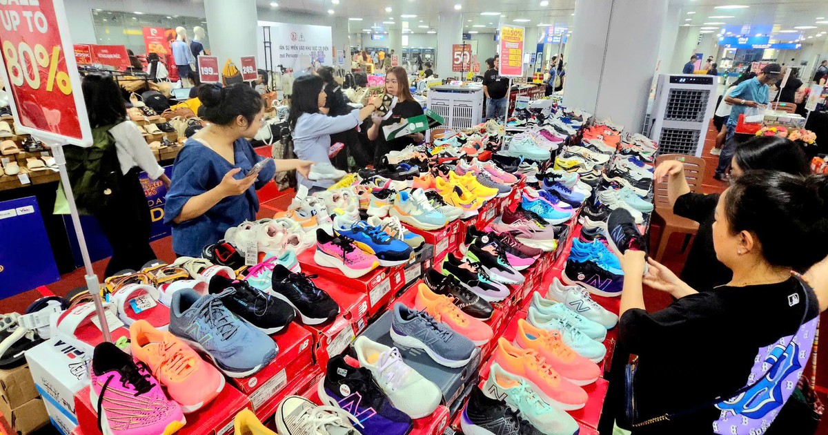 Mua giày Nike, Adidas… giá mấy trăm ngàn mà vẫn 'hy vọng'... không giả, lãnh đạo Adidas tiết lộ gì?