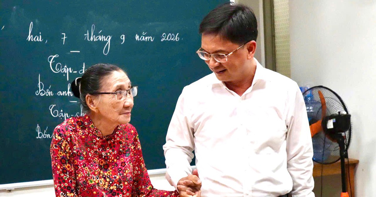 Phó chủ tịch TP.HCM thăm lớp học tình thương của 'cô Ba' Thủ Dầu Một