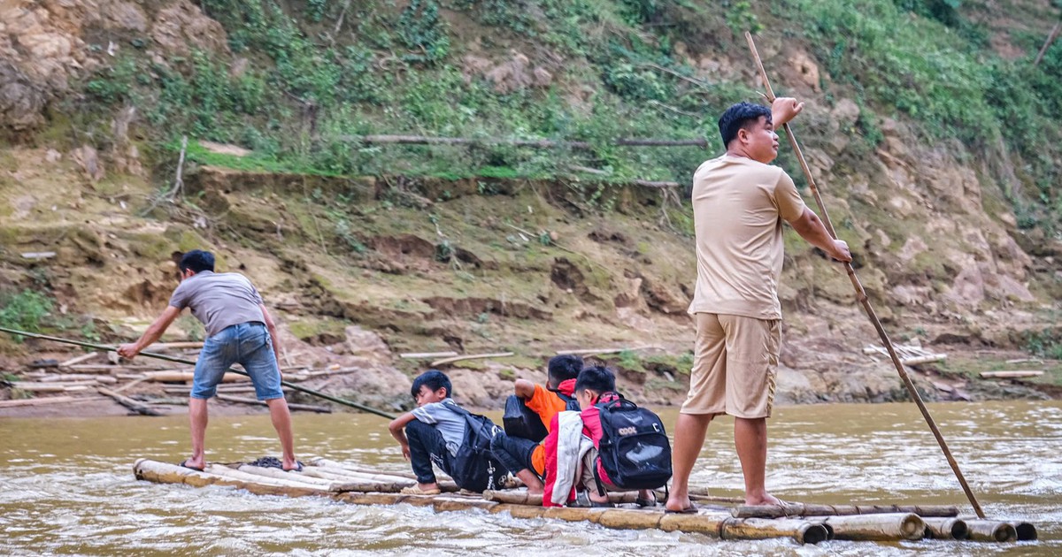 Lạng Sơn xác minh chuyện học sinh đi bè qua sông đến trường