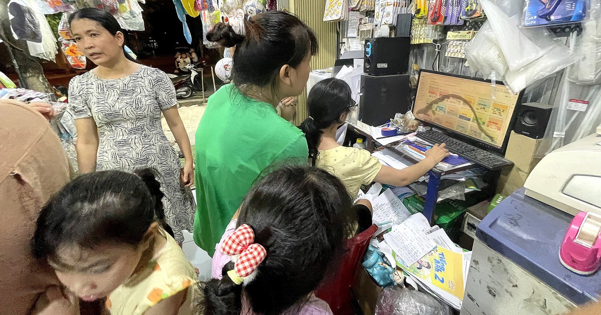 Phụ huynh Đà Nẵng vẫn tìm sách giáo khoa trong đêm, nhiều người phải dùng bản photo, sách cũ