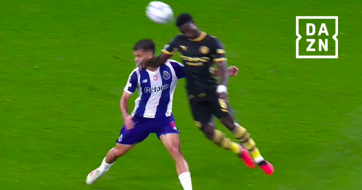 Guehi thoát thẻ đỏ, cầu thủ Man City và Porto xô xát trên đường hầm giữa hiệp