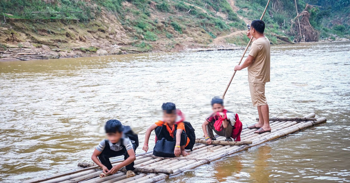 Sắp có cầu bê tông, học sinh vùng cao không còn phải đi bè qua sông đến lớp