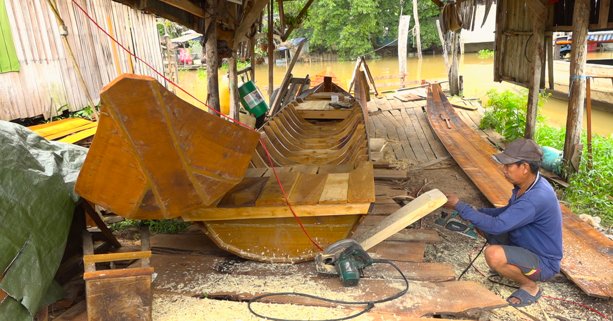 Flood-season demand is helping a centuries-old boatmaking craft thrive online