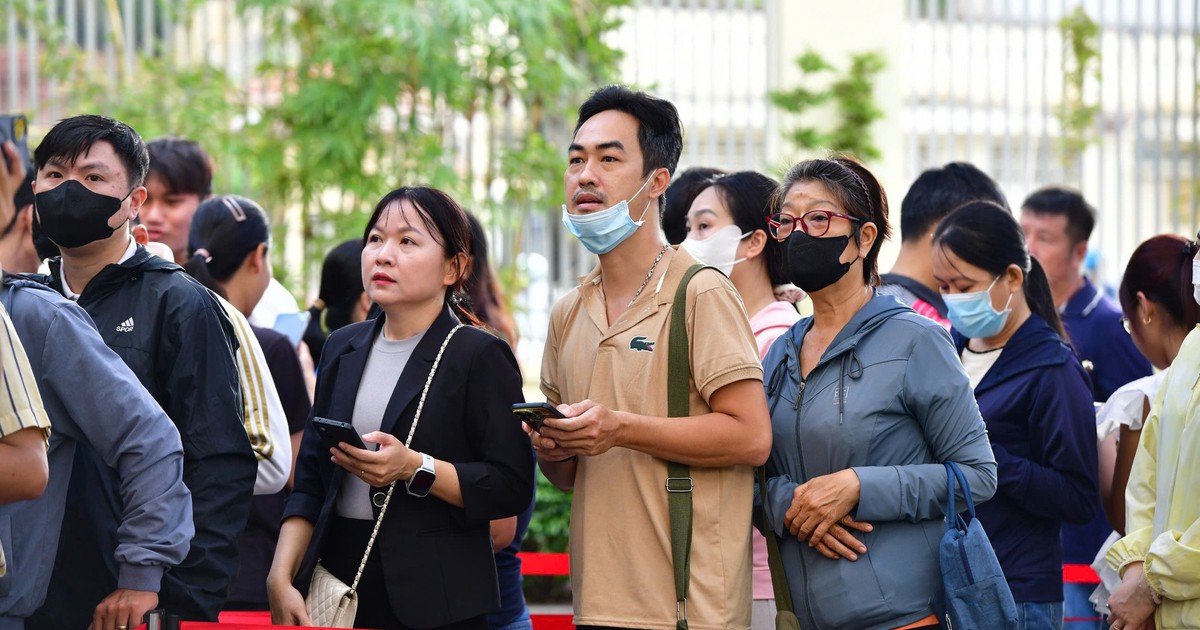 Sách giáo khoa vẫn thiếu, phụ huynh xếp hàng từ 4h sáng, chạy 7-10 nhà sách