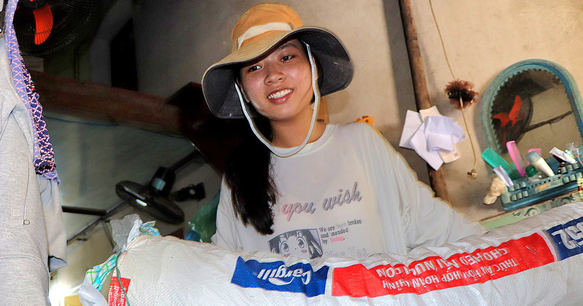 A hardworking student in Hoi An is earning her way into university