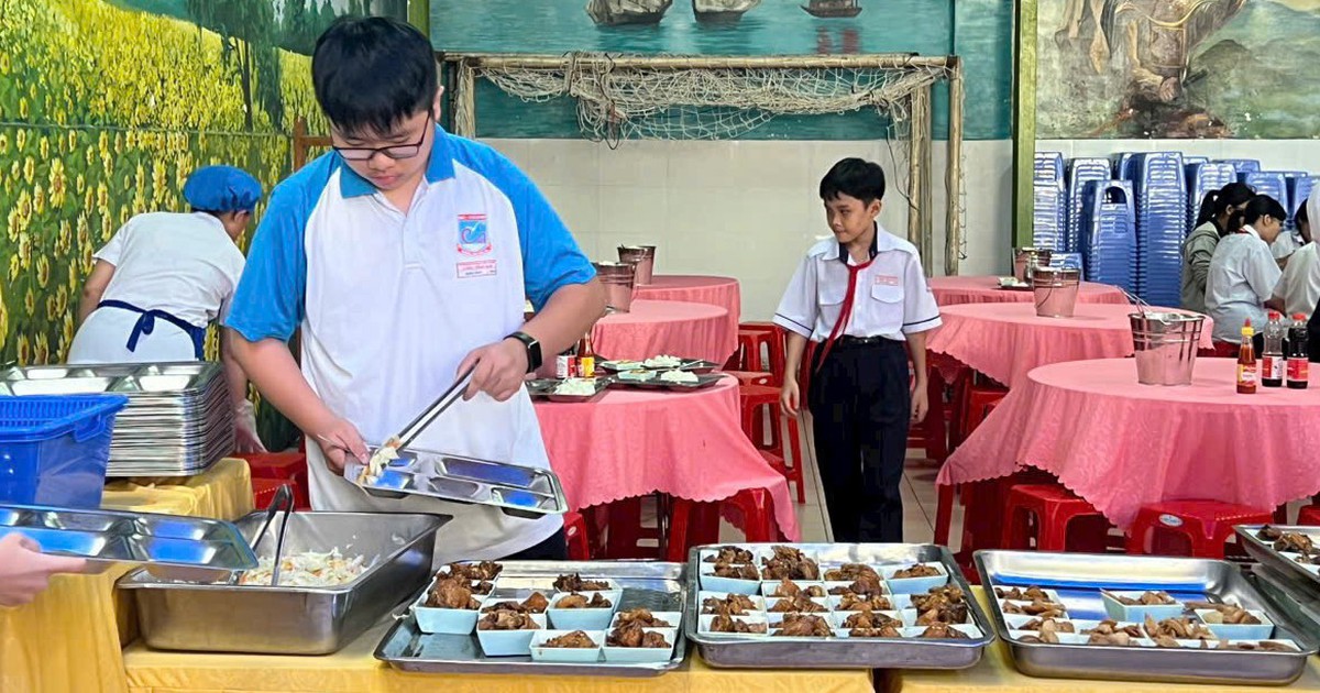 Bữa ăn bán trú: Phải có đơn vị giám sát nhà thầu