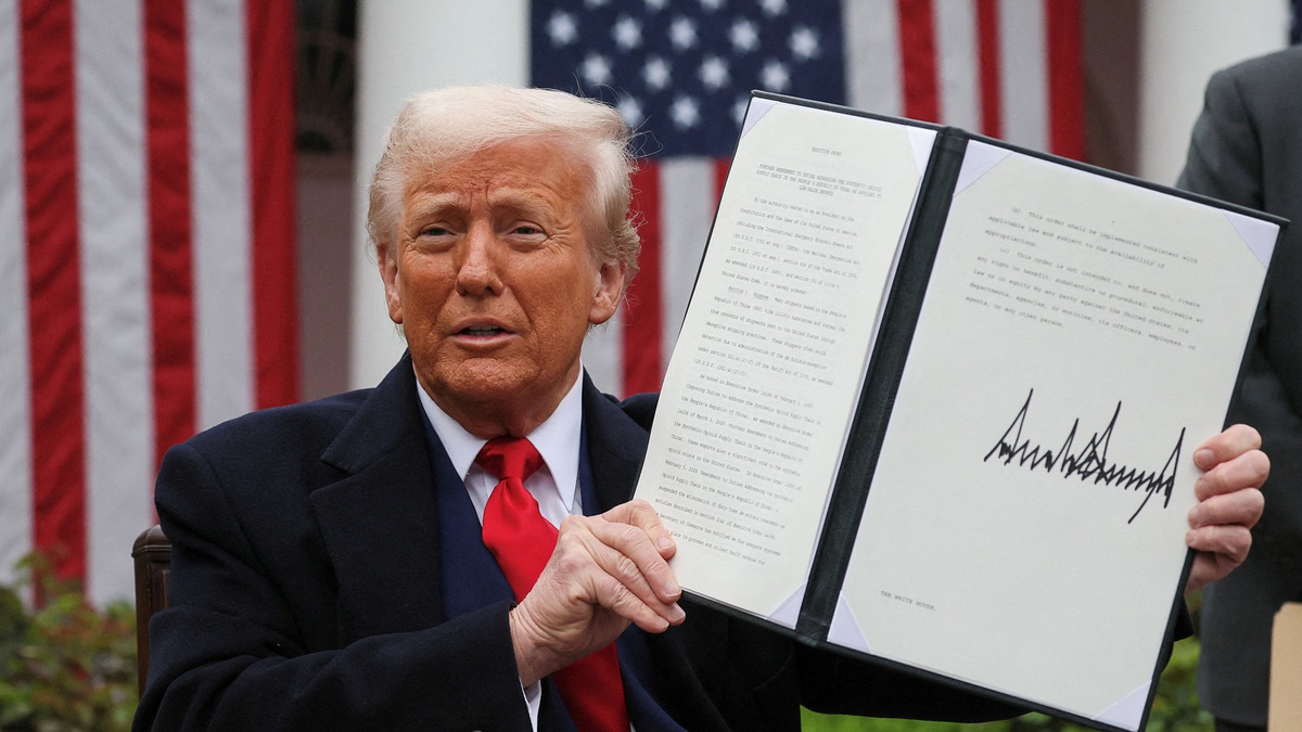 Ký kỷ lục 124 sắc lệnh trong 3 tháng, ông Trump đang viết lại trật tự pháp  lý nước Mỹ? - Tuổi Trẻ Online
