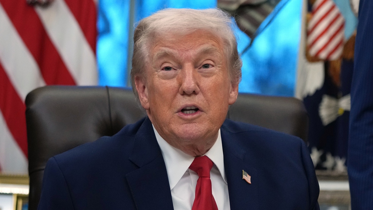 Ông Trump nói muốn đối thoại với Iran trước khi quyết định có tấn công hay  không - Tuổi Trẻ Online