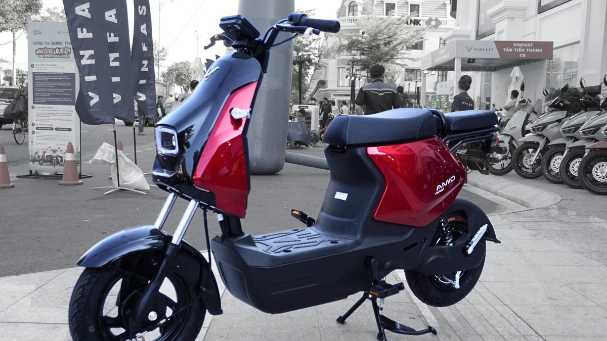 Cận cảnh VinFast Amio: Giá gần 14 triệu đồng, 65km/sạc, hết điện cũng không phải lo dắt bộ - Tuổi Trẻ Online