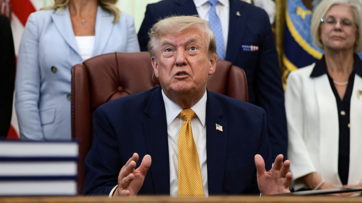Ông Trump bác tin Mỹ thiếu vũ khí, dọa bỏ tù người làm rò rỉ thông tin - Tuổi Trẻ Online