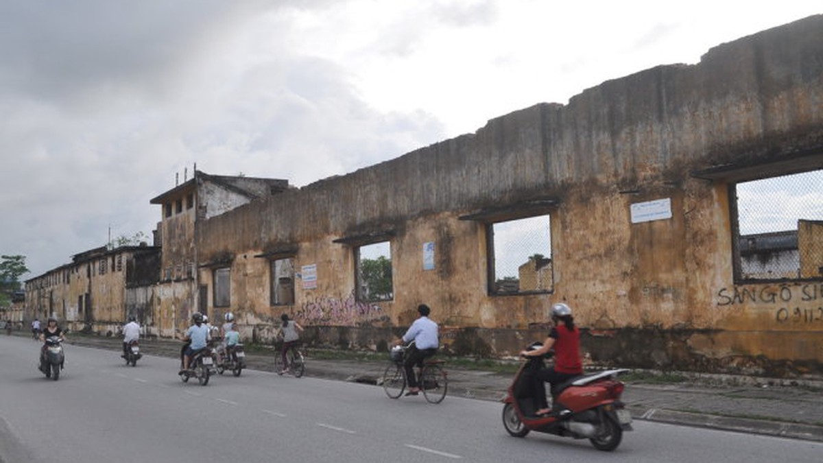 Dãy tường xưởng cũ sát mặt phố ở Nam Định giai đoạn di dời, trước khi hình thành Khu đô thị Dệt May
