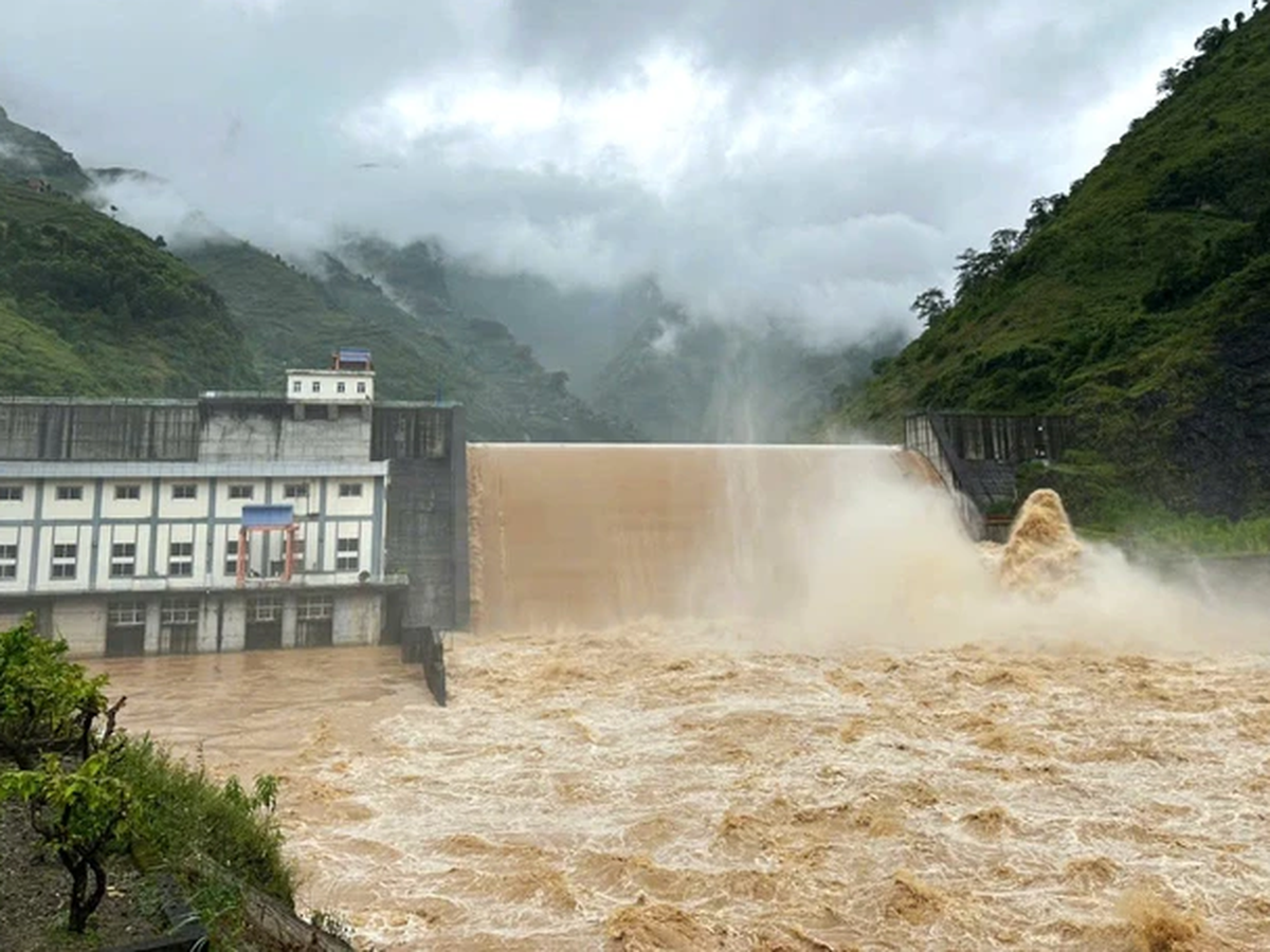 Tourism activities on Nho Que River in northern Vietnam temporarily suspended as water levels rise