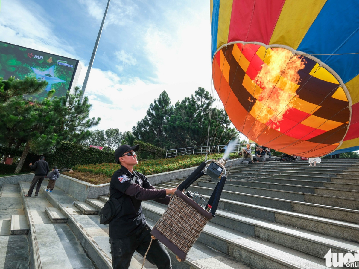 Colorful hot-air balloons light up Xuan Huong Lake in Vietnam’s Lam Dong