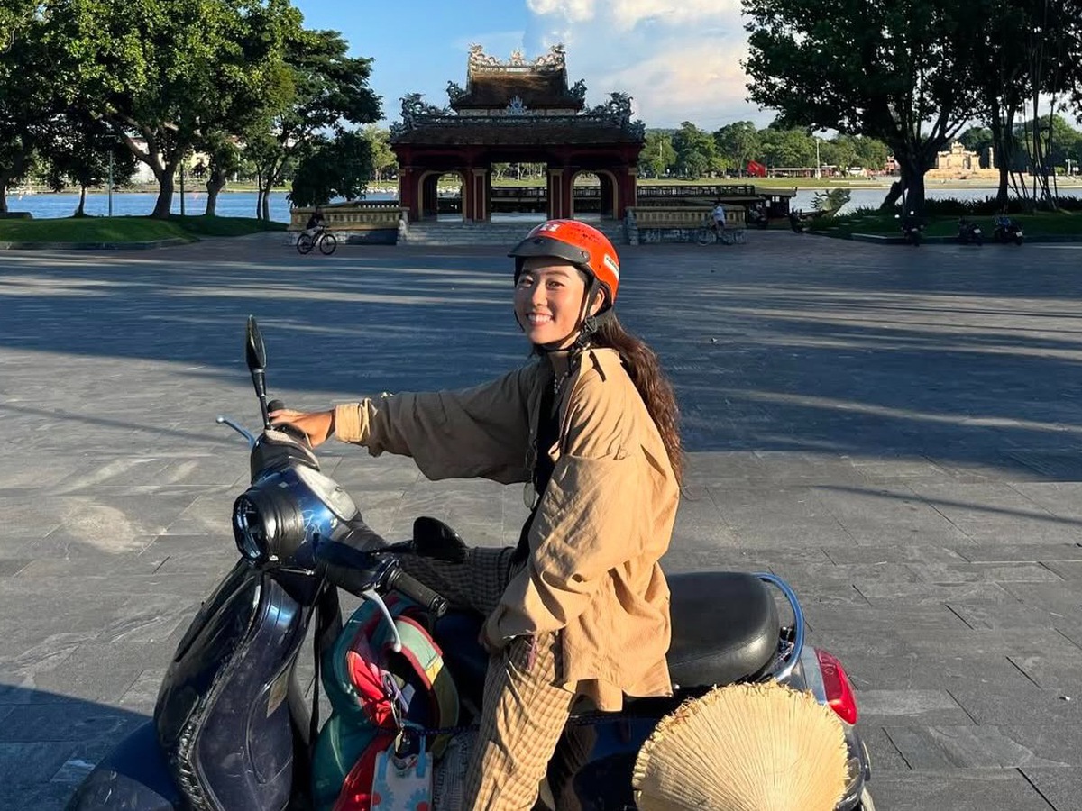 Japanese woman travels solo around the world, 70 days across Vietnam on Vespa