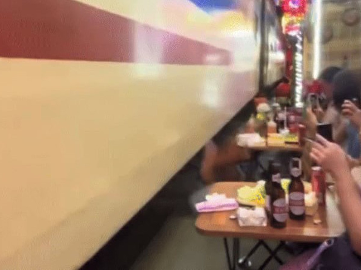 Authorities verify viral video of train hitting tables on Hanoi’s popular trackside café street
