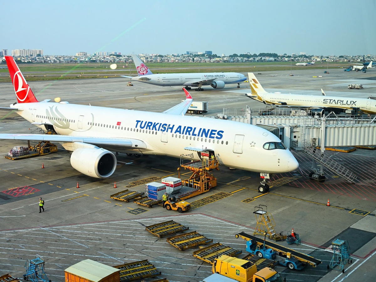Int’l airlines expand routes, elevate service quality in Vietnam