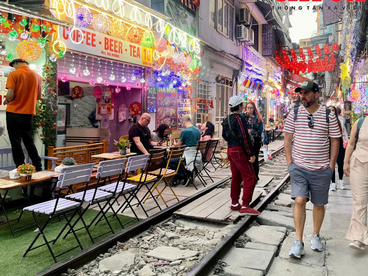 Hanoi’s ‘train street’ cafés resume operations days after police sweep: media