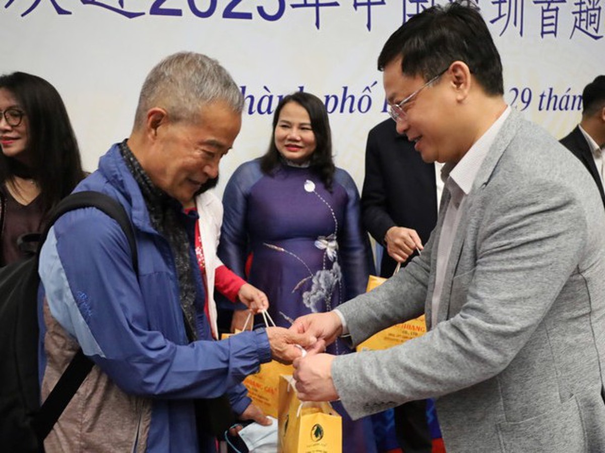 Vietnam’s Hue welcomes charter flight from China as tourism grows