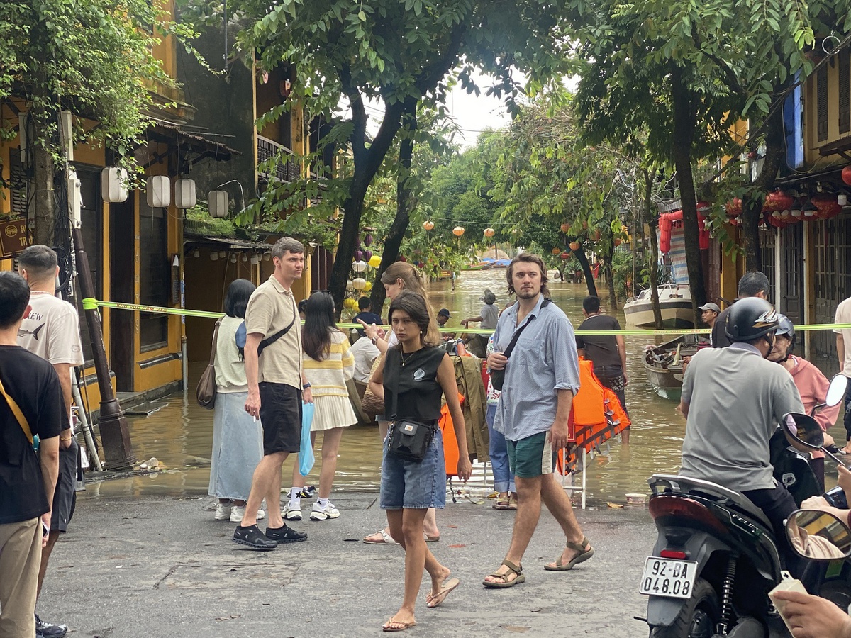 Tourists pack Vietnam’s Hoi An despite returning floodwaters