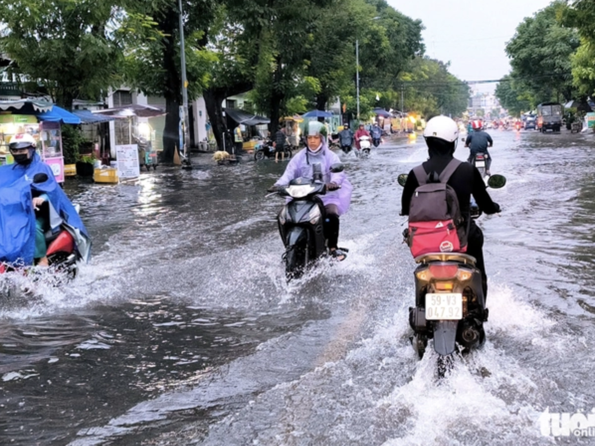 Severe flooding hits downtown Ho Chi Minh City after heavy rain