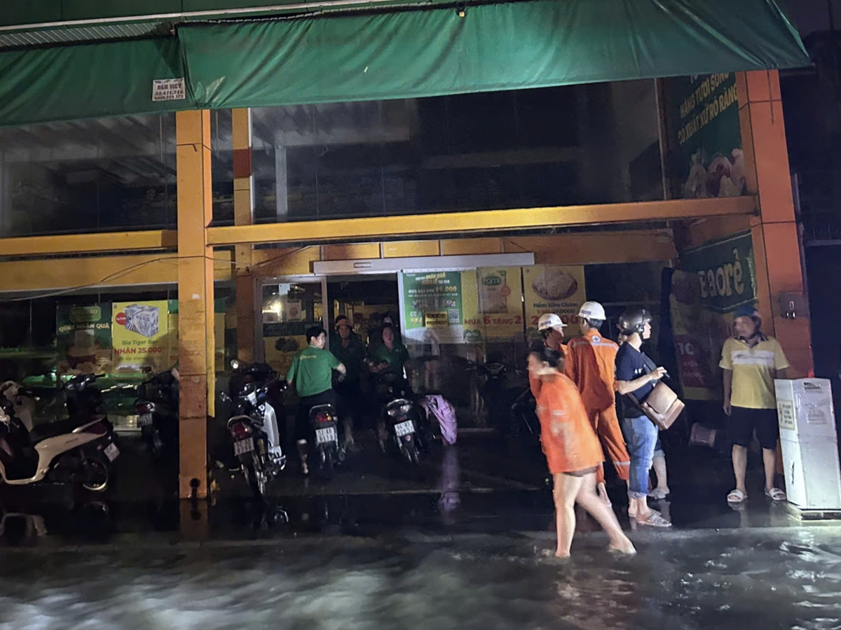 Ho Chi Minh City investigates death of 15-year-old suspected of electrocution in flooded 'backpacker area'