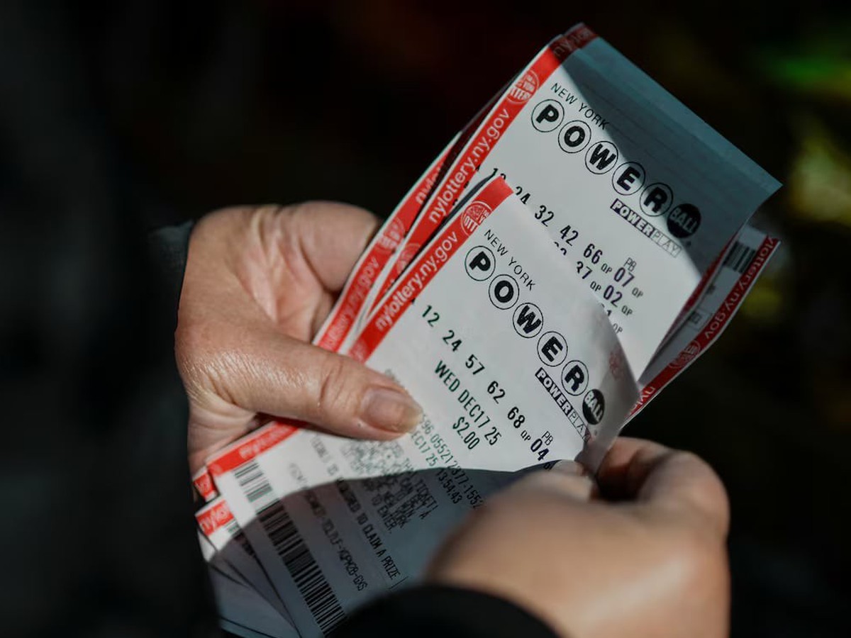 US Powerball jackpot could be someone's billion-dollar Christmas present