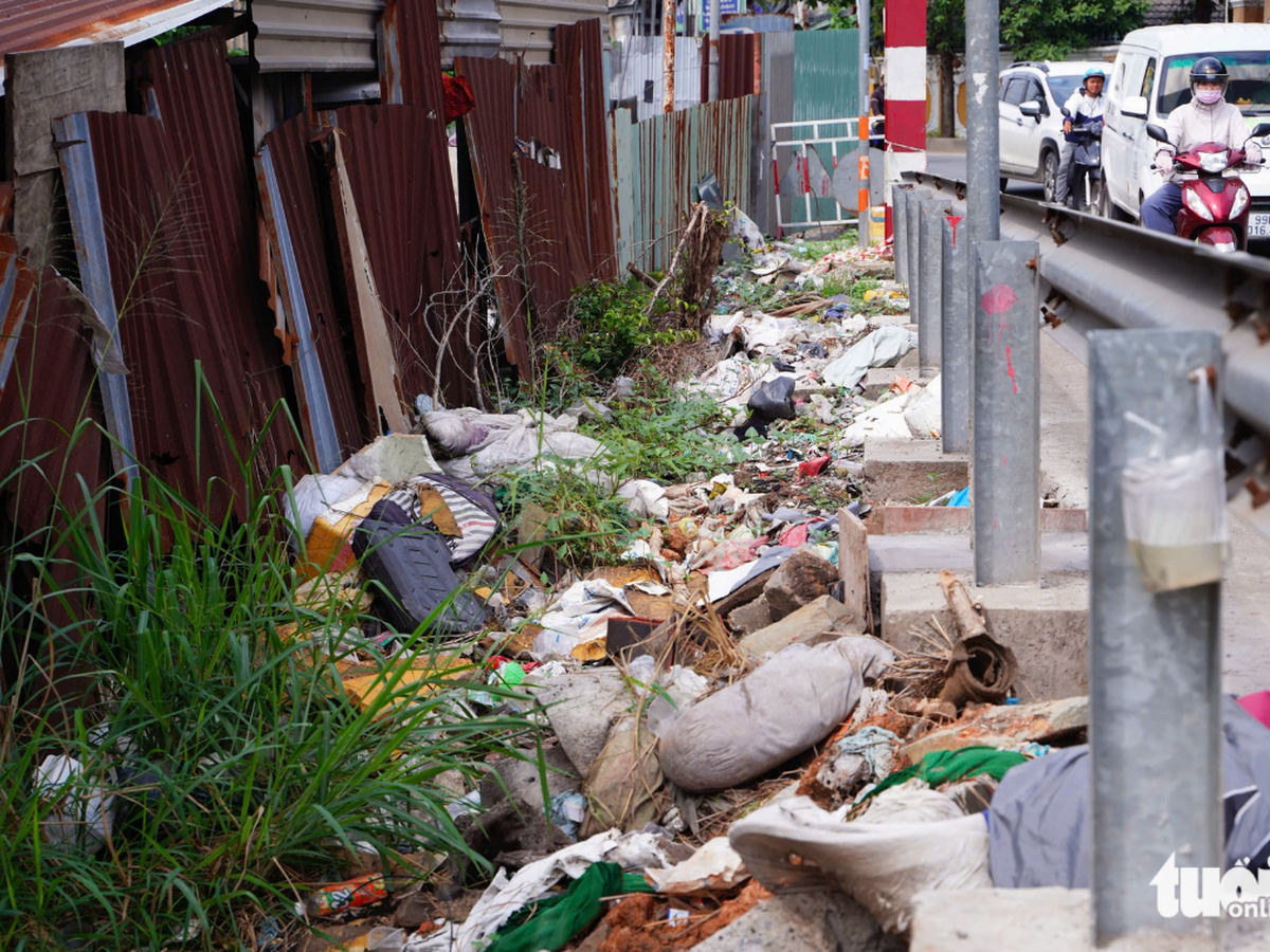 Ho Chi Minh City streets littered with household, construction waste