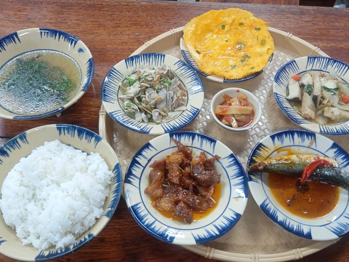 Hearty 6-dish Hue meal for less than $2 surprises diners