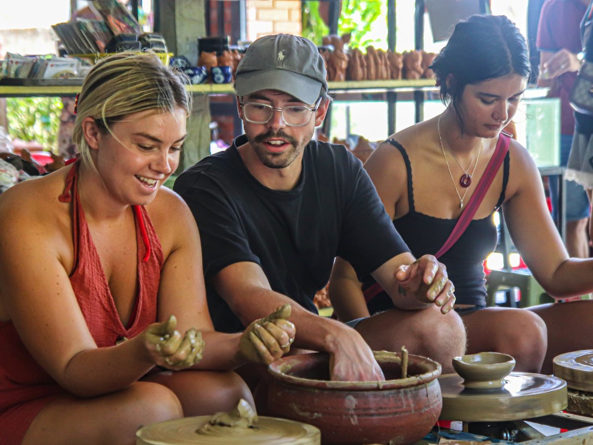 Visitors flock to Da Nang ancient pottery village to try hands-on clay crafting