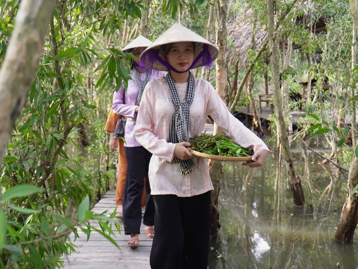 Vietnam recreates forest village to recall wartime life in U Minh Ha