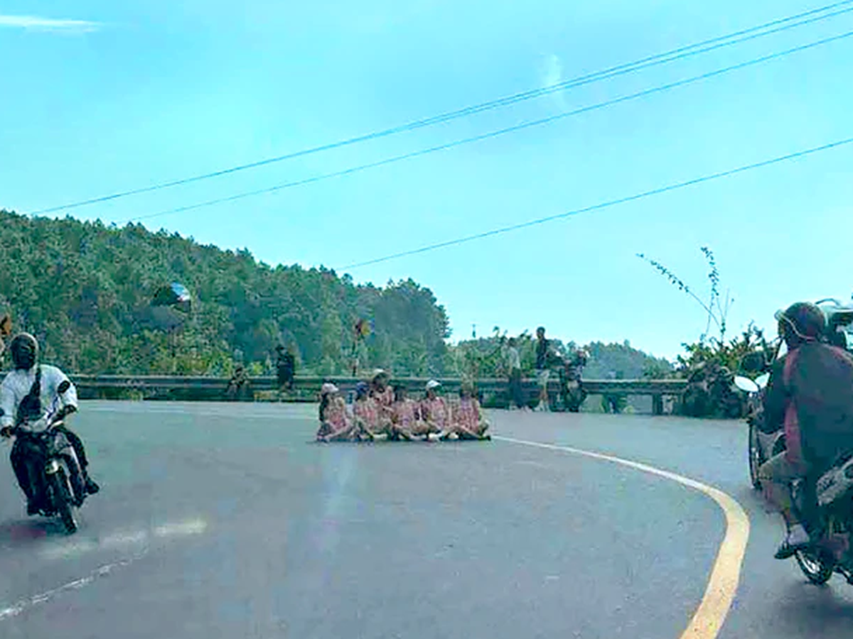 Police probe 6 women sitting in dangerous bend on central Vietnam pass for photos