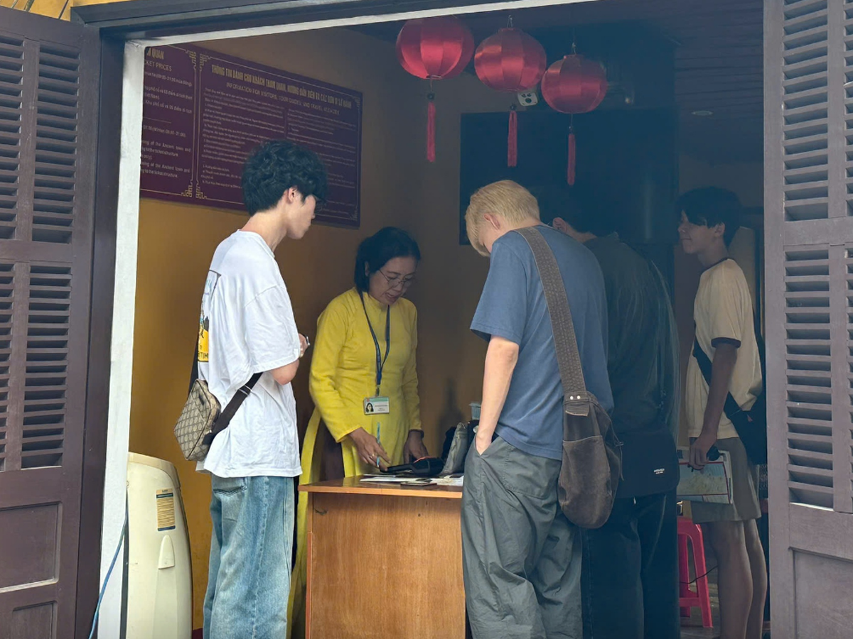 Why do only one-third of Hoi An Ancient Town visitors buy admission tickets?